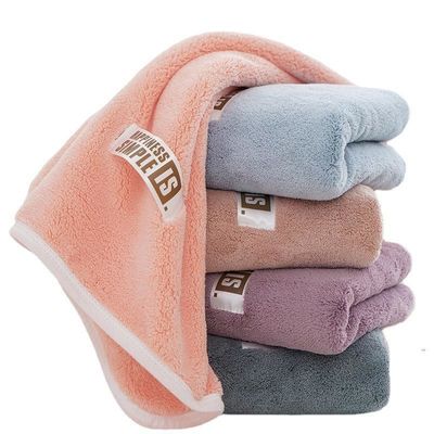 Une serviette de visage en velours de corail épaisse et douce, parfaite pour absorber la sueur, personnalisable