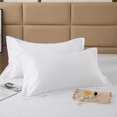 La collection de literie de l'hôtel avec une coussinette en coton blanc luxueuse