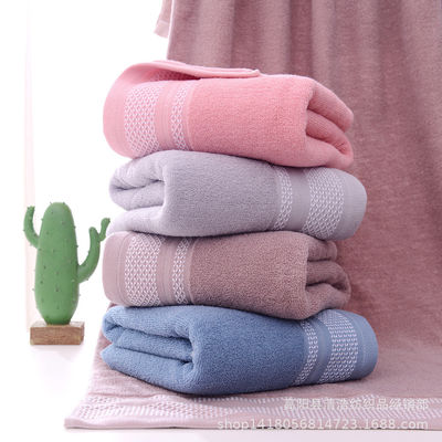 Une serviette de bain de couleur solide pour adultes Logo personnalisé Publicité Essuie-glace pour poitrine haute absorption