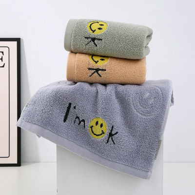 Une serviette à motif en coton épais et doux parfaite pour les ménages transfrontaliers