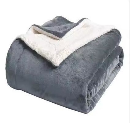 Le luxe et le confort avec notre couverture Sherpa en flanelle grise moderne toute saison