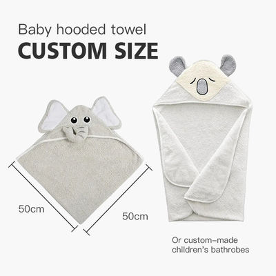 Une serviette de bain en tricotée avec un logo personnalisé et un design d'éléphant.