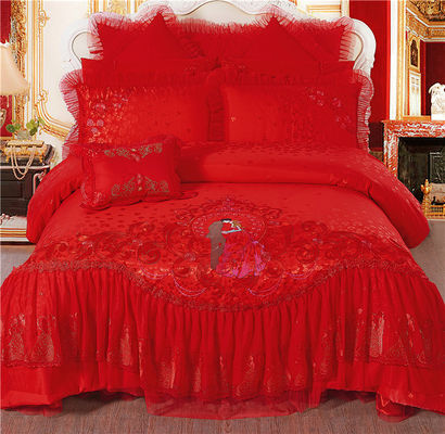 Un ensemble de lit de mariage de luxe en quatre pièces avec couette imprimée et feuille de couette 100% coton