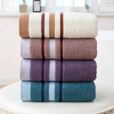 Découvrez le luxe avec nos ensembles de serviettes douces et absorbantes qui peuvent contenir le logo de l'hôtel