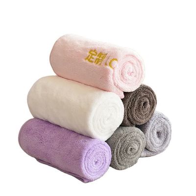 Une serviette de salon pour les cheveux, un turban, une serviette pour les cheveux à sécher rapidement pour faciliter les soins et des microfibres ultra en peluche
