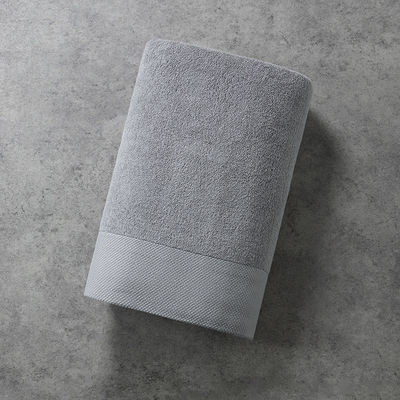 Super absorbant personnalisé épais et doux ensemble de serviettes de salle de bain en tissu polyester / coton