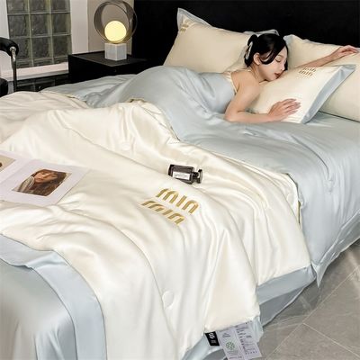 Couverture de soie lavée de luxe pour mariage, quatre pièces et trois pièces pour un sommeil confortable.