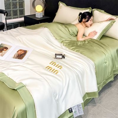 Couverture de soie lavée de luxe pour mariage, quatre pièces et trois pièces pour un sommeil confortable.