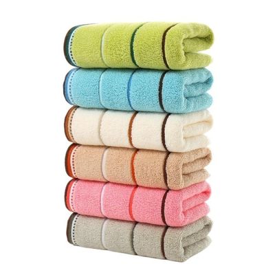 Une serviette de bain en filet de satin rayé Jacquard en coton pur pour les clients de tous âges