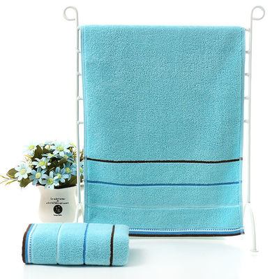 Une serviette de bain en filet de satin rayé Jacquard en coton pur pour les clients de tous âges
