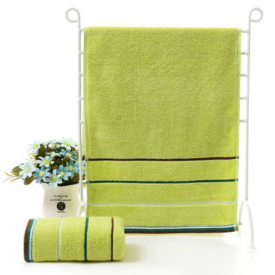Une serviette de bain en filet de satin rayé Jacquard en coton pur pour les clients de tous âges