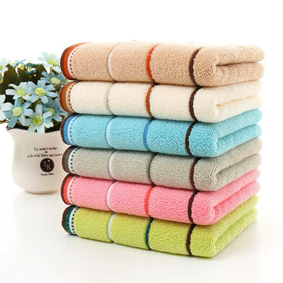Une serviette de bain en filet de satin rayé Jacquard en coton pur pour les clients de tous âges