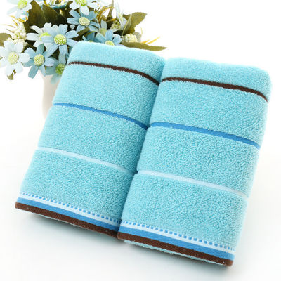 Une serviette de bain en filet de satin rayé Jacquard en coton pur pour les clients de tous âges