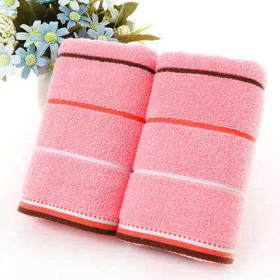 Une serviette de bain en filet de satin rayé Jacquard en coton pur pour les clients de tous âges