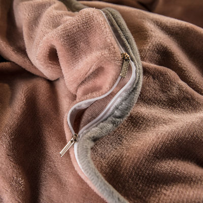Un ensemble de lit en quatre pièces avec des broderies et des liens en peluche de lait
