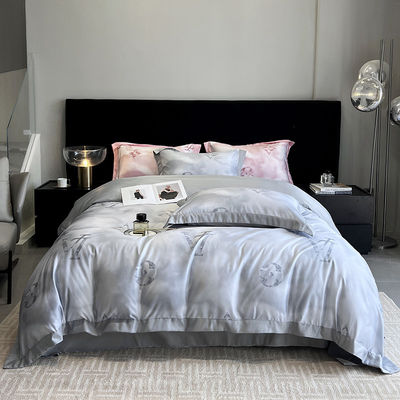 Des couvertures de lit de luxe avec des broderies en soie de coton lavé
