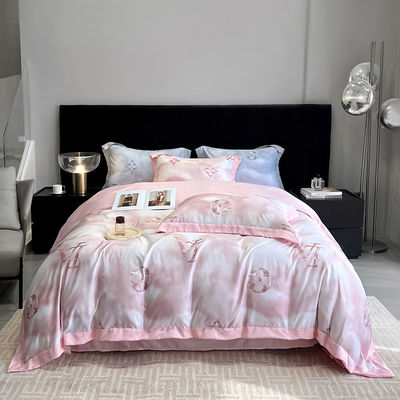 Des couvertures de lit de luxe avec des broderies en soie de coton lavé