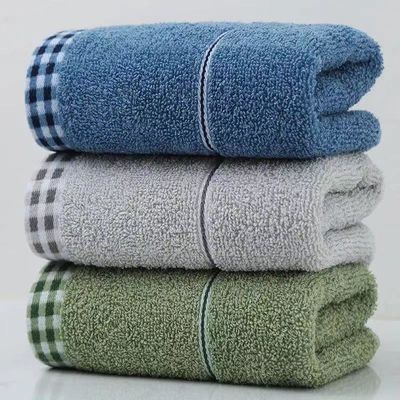 Une serviette personnalisée pour le grand hôtel spa salle de bain en coton de luxe avec un design carré