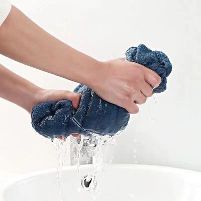 Une serviette personnalisée pour le grand hôtel spa salle de bain en coton de luxe avec un design carré