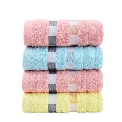 Une serviette personnalisée pour le grand hôtel spa salle de bain en coton de luxe avec un design carré