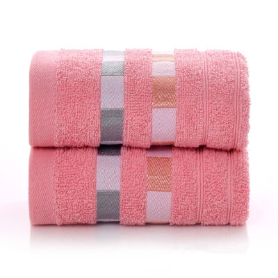 Une serviette personnalisée pour le grand hôtel spa salle de bain en coton de luxe avec un design carré