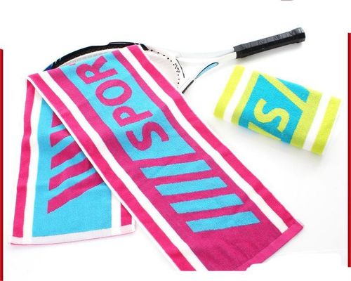Des serviettes de sport pour activités de plein air et un design imprimé à la mode