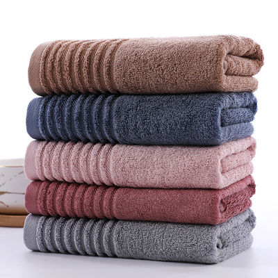 Des serviettes de bain en coton destinées à l'exportation de serviettes de douche et de canapé pour le ménage comme cadeaux publicitaires