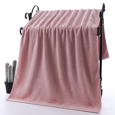 Des serviettes de bain en coton destinées à l'exportation de serviettes de douche et de canapé pour le ménage comme cadeaux publicitaires