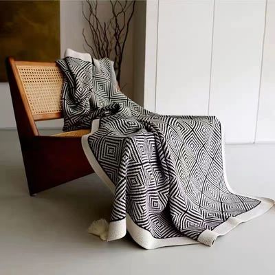 2024 Lumière noir et blanc Luxe Antipoussière Mite Couverture de sieste pour l'ameublement mou