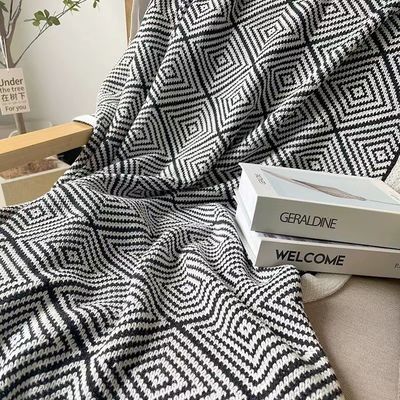 2024 Lumière noir et blanc Luxe Antipoussière Mite Couverture de sieste pour l'ameublement mou