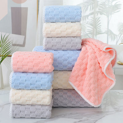 Des serviettes pour le visage en laine de corail durables avec une forte absorption et un design tissé