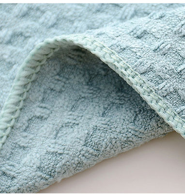 Des serviettes pour le visage en microfibre de coton 100% brodées pour un nettoyage doux et efficace