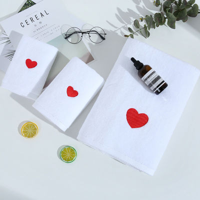 Une serviette de bain blanche douce et épaisse en coton pur avec une broderie personnalisée