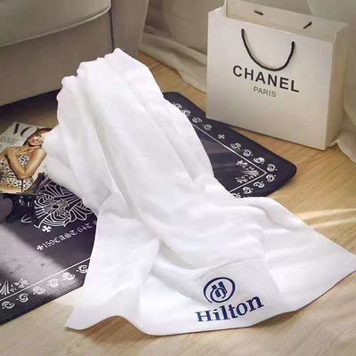 Logo personnalisé Hôtel cinq étoiles Toilettes de maison d'hôtes blanches en matérialisation de coton pur