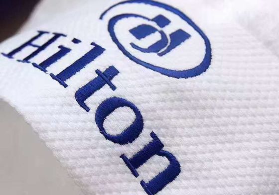 Logo personnalisé Hôtel cinq étoiles Toilettes de maison d'hôtes blanches en matérialisation de coton pur