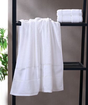 Des serviettes en satin platine épaissie pour salon de beauté de style populaire et au-delà
