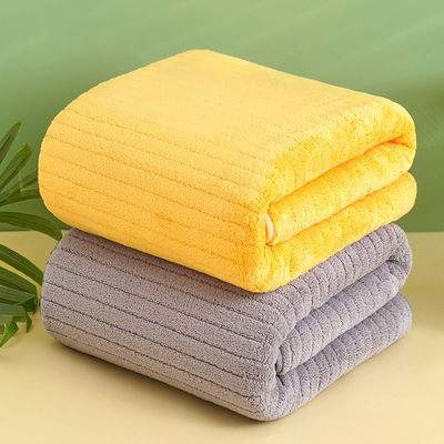 Une serviette de bain en microfibre ultra-absorbante parfaite pour toutes les saisons et rectangulaire
