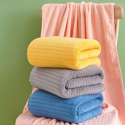 Une serviette de bain en microfibre ultra-absorbante parfaite pour toutes les saisons et rectangulaire