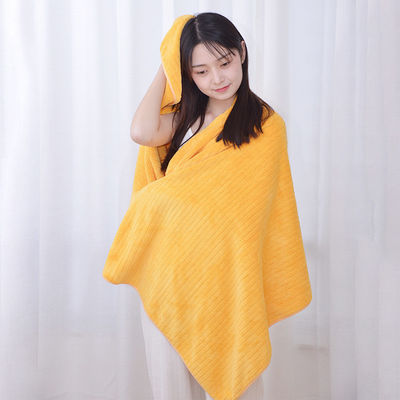 Une serviette de bain en microfibre ultra-absorbante parfaite pour toutes les saisons et rectangulaire
