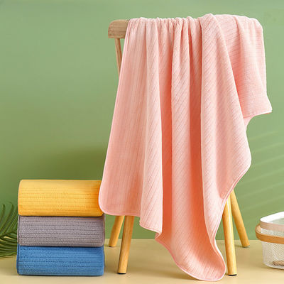 Une serviette de bain en microfibre ultra-absorbante parfaite pour toutes les saisons et rectangulaire