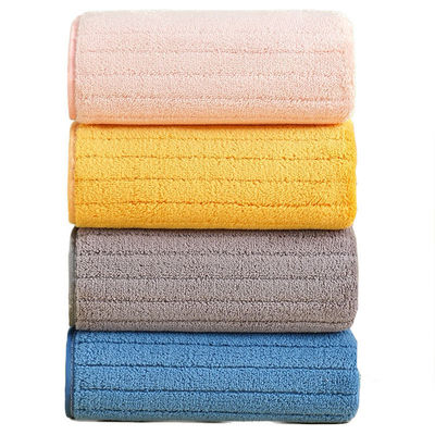 Une serviette de bain en microfibre ultra-absorbante parfaite pour toutes les saisons et rectangulaire