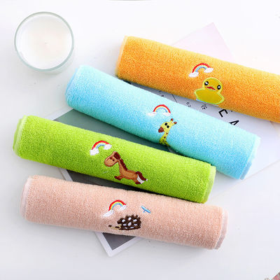 Une serviette pour enfants en coton à haute absorption et un motif de dessin animé accrocheur
