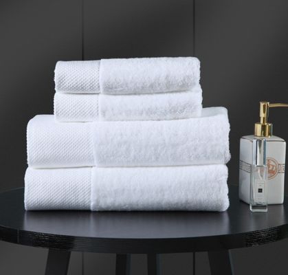 Les serviettes d'hôtel sont super douces, épaisses et absorbantes, toutes en coton.