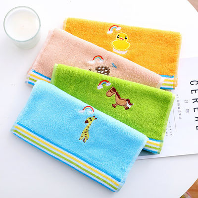 Une serviette pour enfants en coton à haute absorption et un motif de dessin animé accrocheur