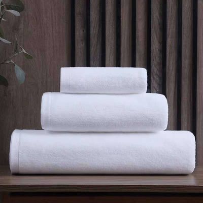 Les serviettes d'hôtel sont super douces, épaisses et absorbantes, toutes en coton.