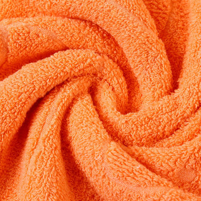 Une serviette de bain ronde tissée en coton à 100% avec une douceur épaissie