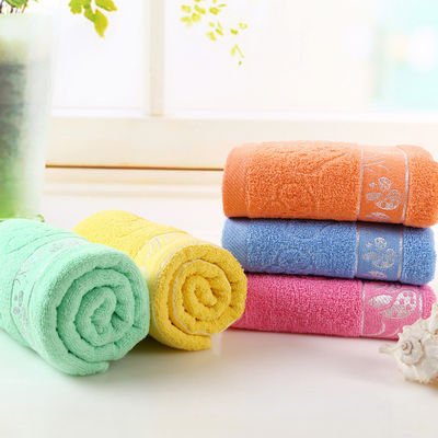 Une serviette de bain ronde tissée en coton à 100% avec une douceur épaissie