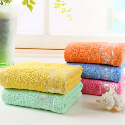 Une serviette de bain ronde tissée en coton à 100% avec une douceur épaissie