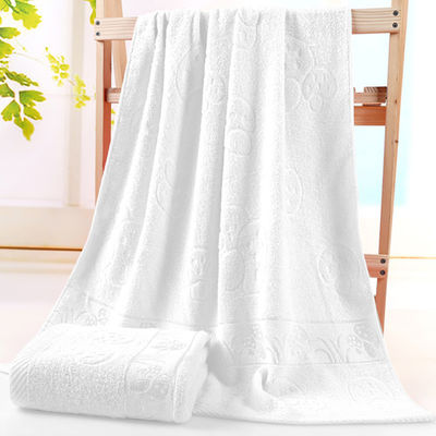Une serviette de bain ronde tissée en coton à 100% avec une douceur épaissie