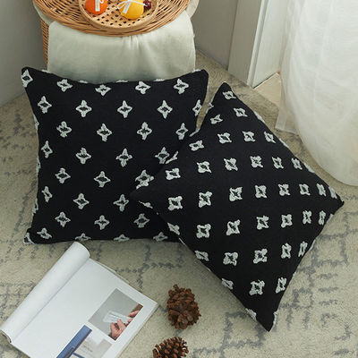 Couchette d'oreiller de chambre carrée avec broderie de fleurs découpées